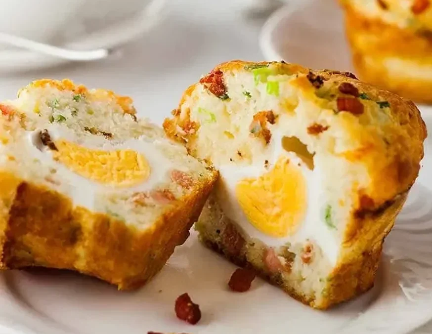 Nadýchané slané muffiny se slaninou a vejcem – dokonalá snídaně do ruky