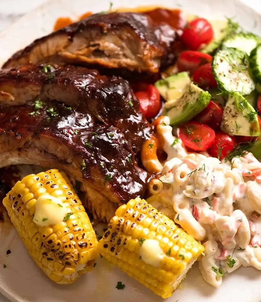 Pečená BBQ vepřová žebírka z trouby: Šťavnatá pochoutka s domácí omáčkou