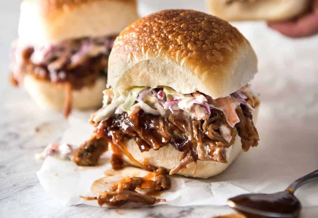 Pulled pork sendviče s domácí BBQ omáčkou: Šťavnaté trhané maso, které si zamilujete