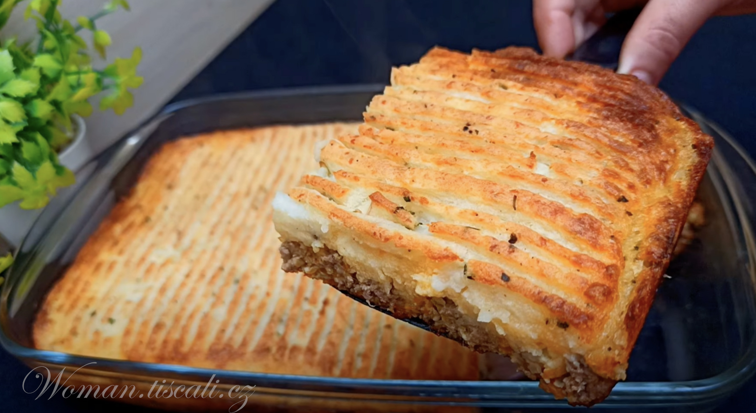 4 brambory, 400 g mletého masa a 3 trojúhelníky sýra: SLAVNÝ recept na brambory s masem.Recept pobláznil celou rodinu !