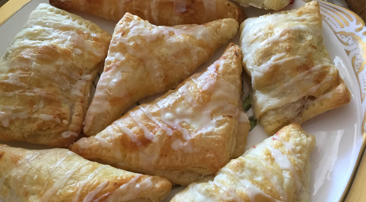 Blesková jablečná pochoutka: Jablka není třeba krájet, jen přepůlit a zabalit do těsta !