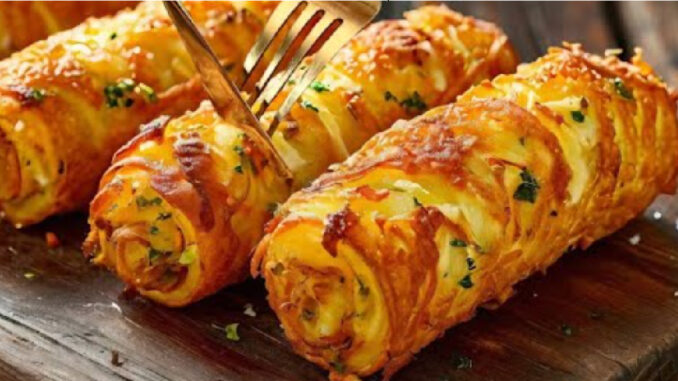 Bramborové rolky s mletým masem a houbovou omáčkou