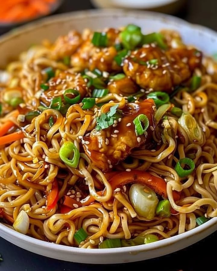 Čínské smažené nudle s kuřecím masem