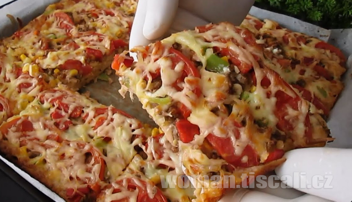 Domácí pizza líné ženy: Žádné hnětení, těsto stačí nalít, obložit na jednom plechu a nají se celá rodina !