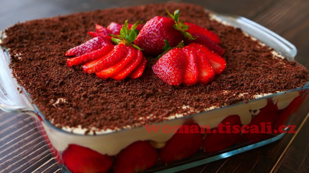Famózní nepečený tvarohový dezert s jahodami, banány a čokoládou