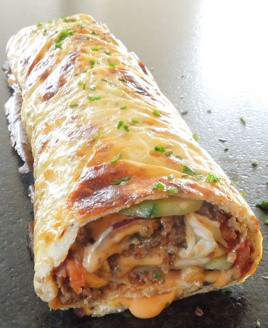 Roláda z mletého masa se sýrem — 400 g hovězího mletého masa a 1 role listového těsta