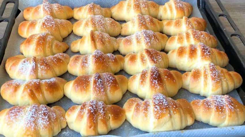 Hrníčkové křehké rohlíky z kysané smetany s jablečnou nádivkou: Nejlepší pečivo pod sluncem !