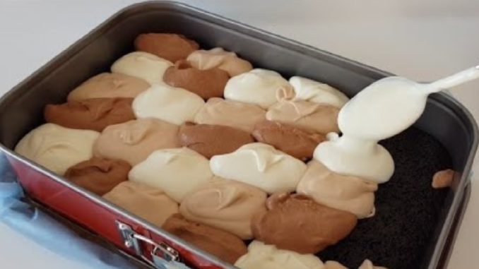 Hrnkový koláč SE TŘEMI KRÉMY – neskutečná pochoutka, která se vám rozplyne na jazyku!