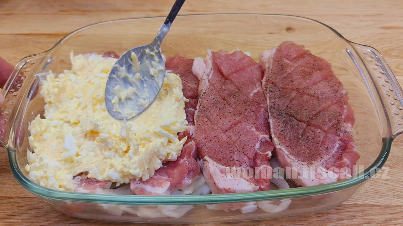 Jen 10-minut práce a oběd se už peče: Tyto chutné zapékané vepřové plátky budete zbožňovat!