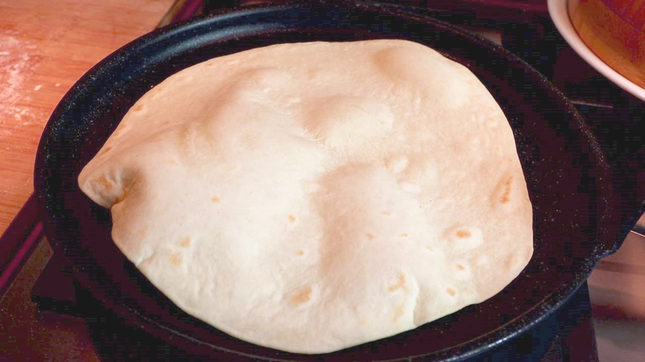 Jen mouka, voda, olej a sůl: Super levná a chutná večeře na talíři za pár minut !