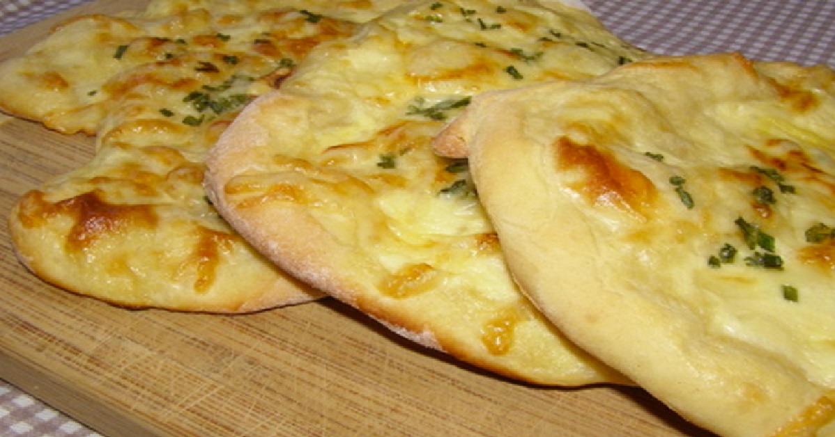 Jogurtové placky se sýrem PEČENÉ V TROUBĚ: Vynikající náhrada za obyčejný chléb!