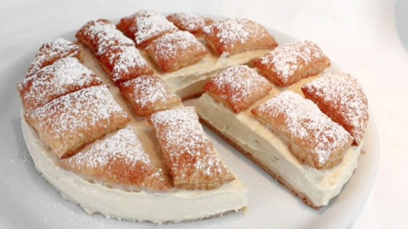 Když mám doma 2 pláty listového těsta a mám chvíli čas, připravím tento rychlý koláč a všichni se ho pak nedokážou dojíst !