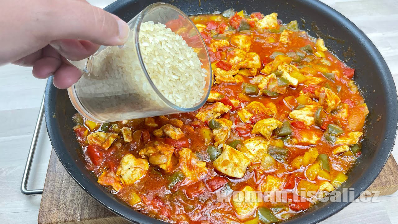 Kuřecí masíčko s rýží tak trochu jinak: Vše se vaří v jedné pánvi a výsledek je fantastický !