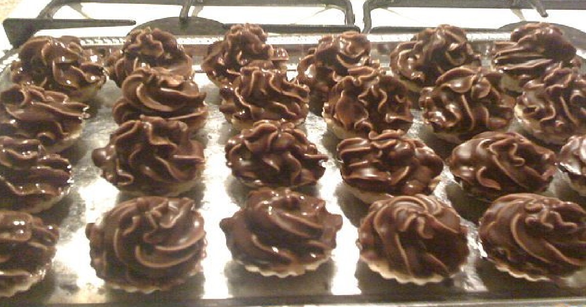 Lahodné košíčky s ořechovou náplní a karamelovým krémem: Dobrota, která si všechny získá !