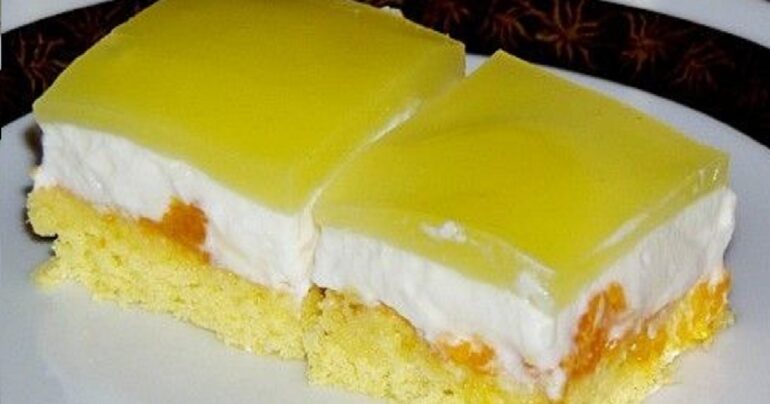 Lahodné řezy s mandarinkami a zakysanou smetanou