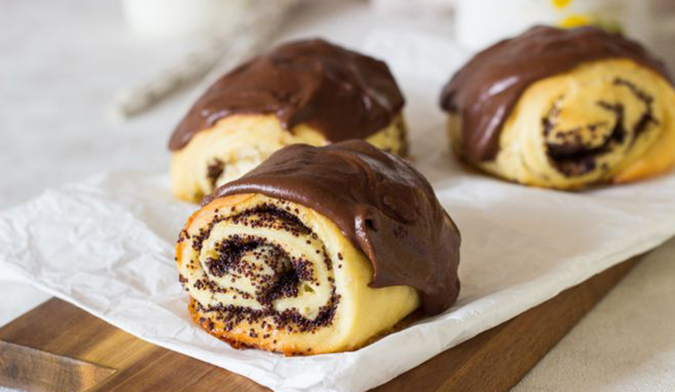 Makové rolky polité čokoládou.Perfektní pochoutka pro děti i dospělé