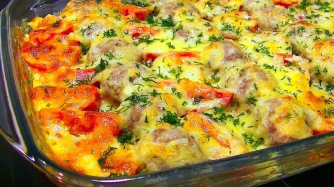 Masové kuličky pečené společně s bramborami a zakysanou smetanou: Dobrota z 1 mísy!