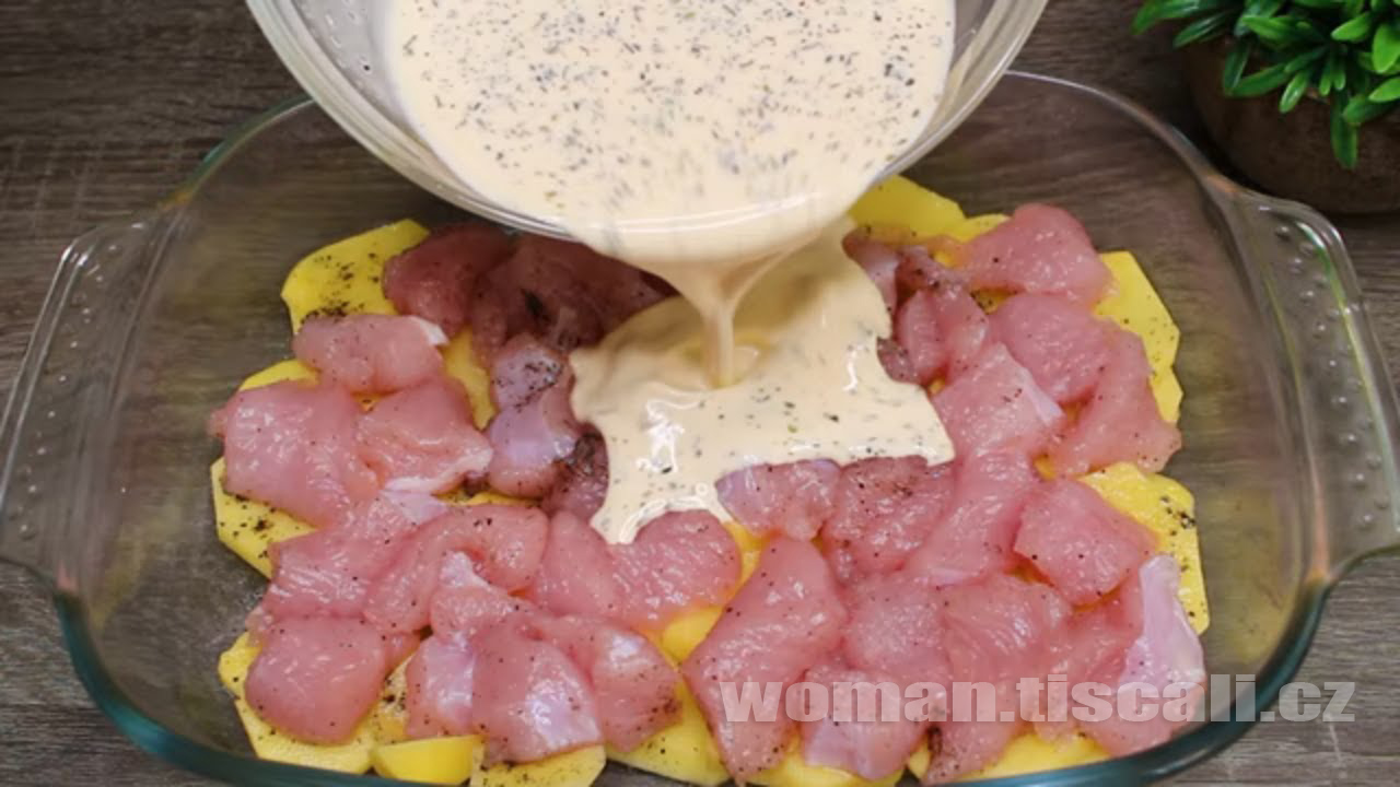 Máte doma 1 kus kuřecích prsou a 3 brambory? Připravte si neskutečně chutný a lehký oběd téměř bez práce !