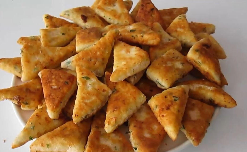 Mimořádně lehké a chutné slané pečivo se sýrem. Ideální k vínku, nebo jen tak když dostanete chuť na něco křupavého !