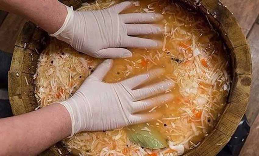 Nakládané zelí dle staročeského receptu z Moravy si musíte ihned uložit: Tenhle recept byl objeven po 114 letech zakopaný v zemi ve flašce od vína !