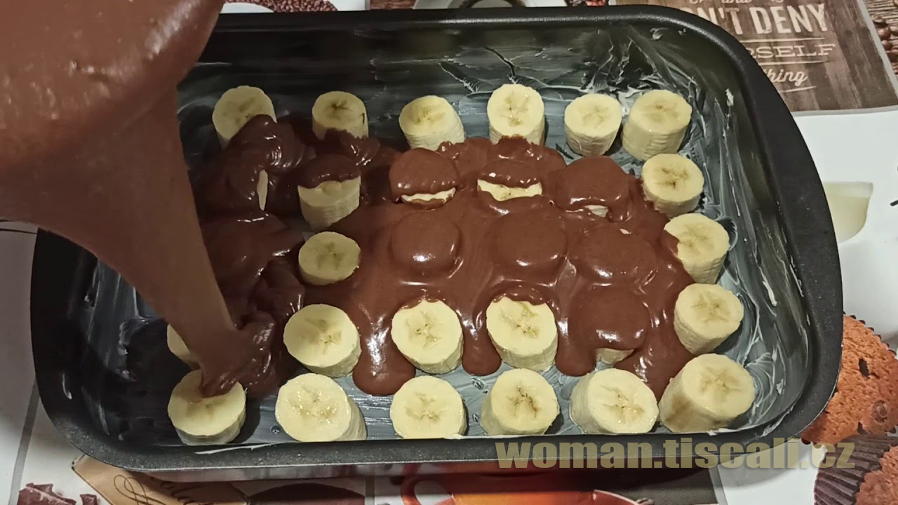 Nakrájet 3 banány na plech, zalít těstem a péct takto i 3x týdně. Nejchutnější RYCHLÝ koláč ke kávičce !