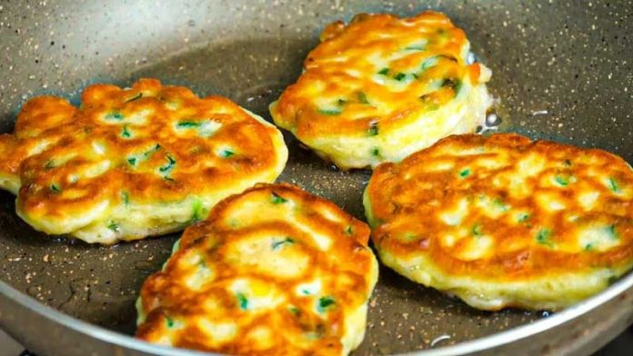 Něco tak dobrého jste určitě ještě nejedli – palačinky se zelenou cibulkou a natvrdo vařenými vejci