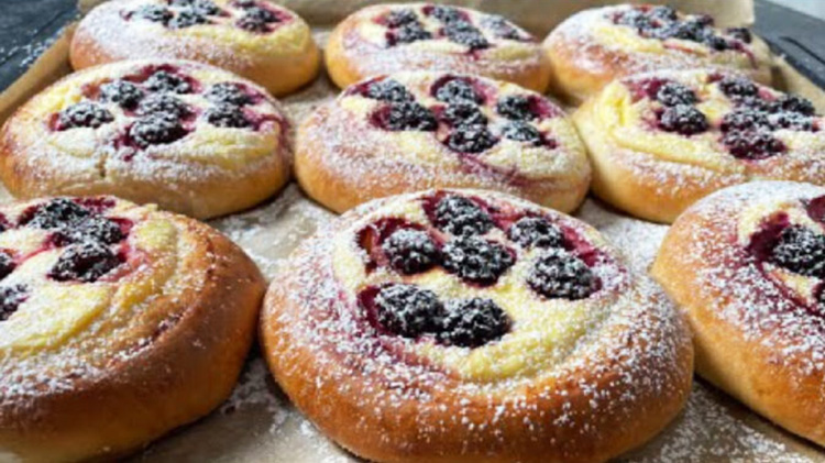 Nejchutnější tvarohové koláčky s ostružinami, jaké jsem kdy jedl!