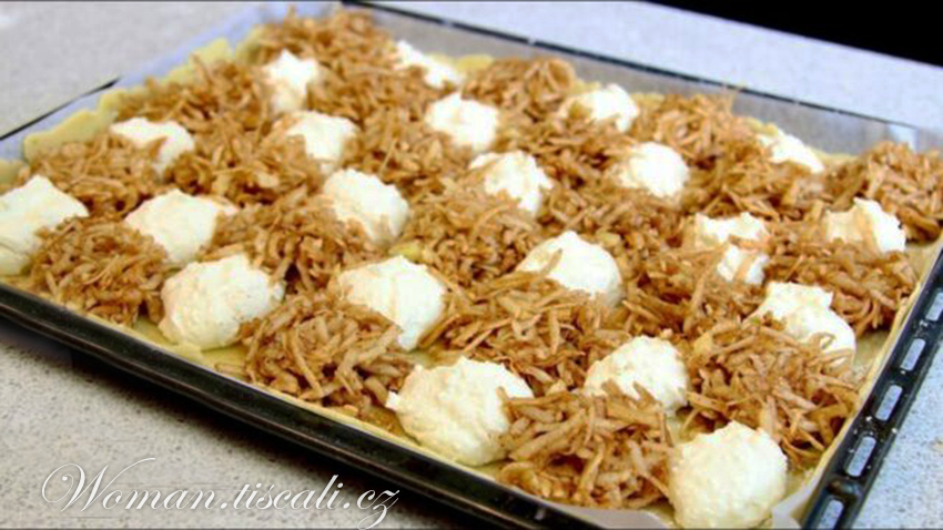 Nejlepší jablečný koláč, jaký jsem kdy jedla. Nastrouhám jen 4 jablka, dám je na těsto spolu s tvarohem a přikryji