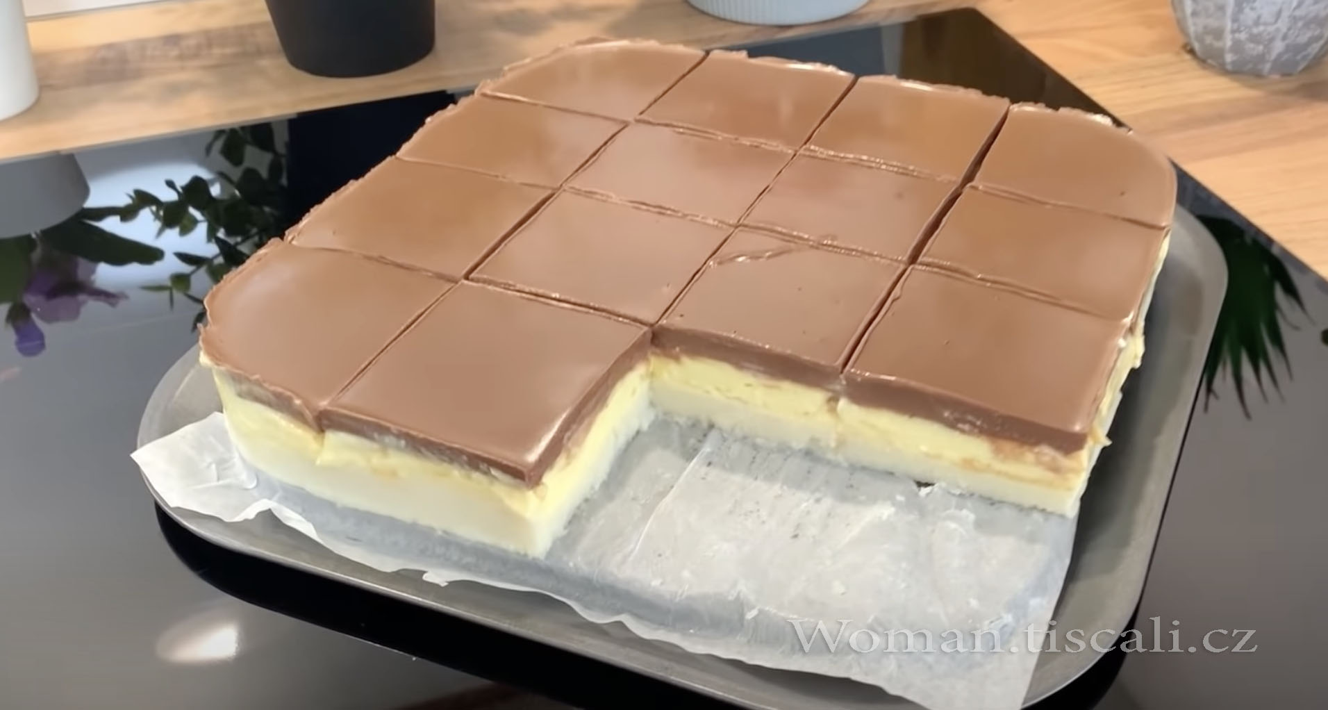 Nepečený krémový dort, který se doslova rozplývá v ústech – stačí nalít na plech a počkat, až ztuhne !