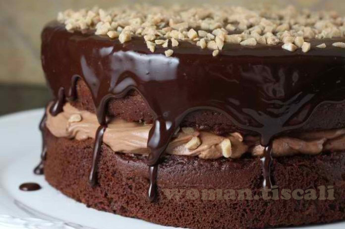 Oříšková pochoutka s čokoládovým krémem a sušenkami. Jednoduchá a rychlá příprava