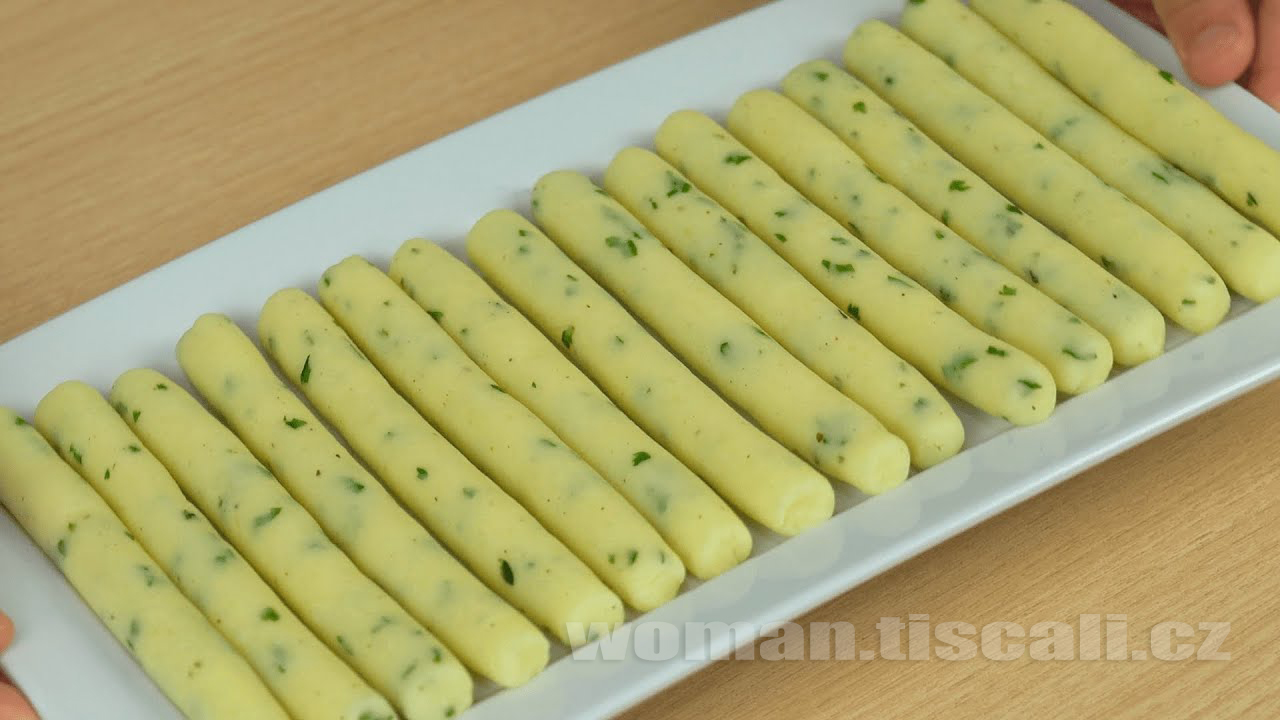 Pokud máte doma brambory a kousek sýra, tyto tyčinky musíte vyzkoušet !