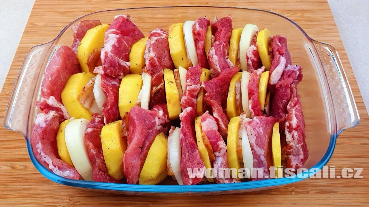 Prokládaná krkovice na pivu a česneku: Masíčko se rozplývá na jazyku, brambory a omáčka – TO musíte ochutnat !