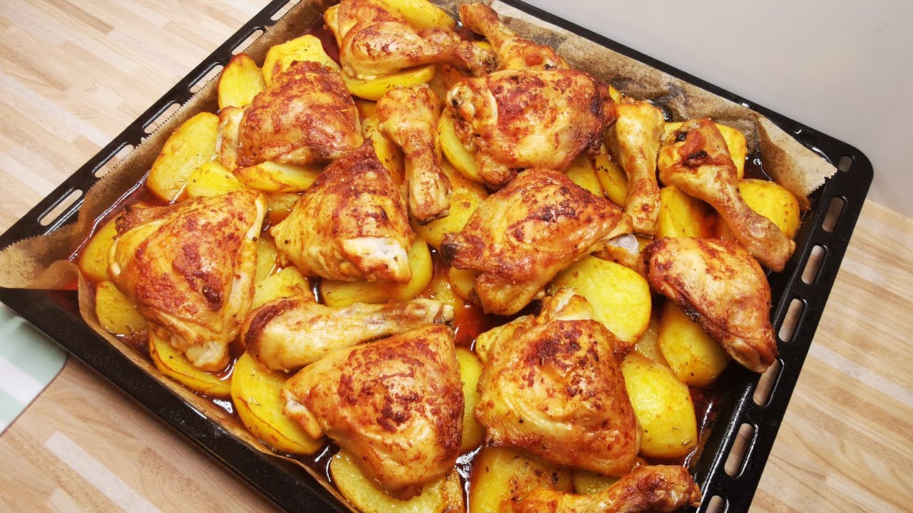 Recept na vynikající oběd : Zapečené kuřátko s bramborami a omáčkou na jednom plechu