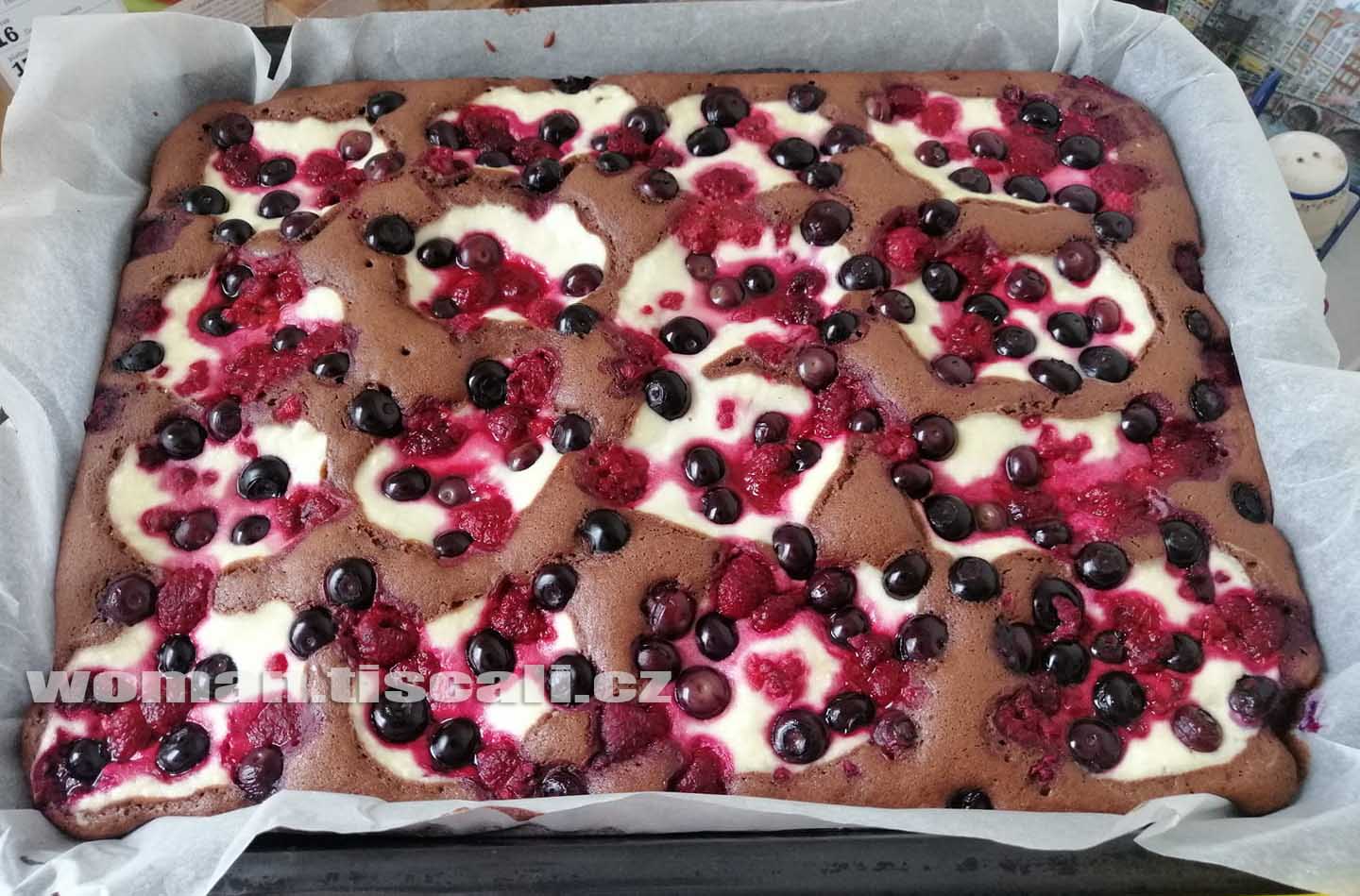 Rychlý hrnkový koláč s tvarohem a ovocem, který si zamilujete. Rozplývá se doslova na jazyku