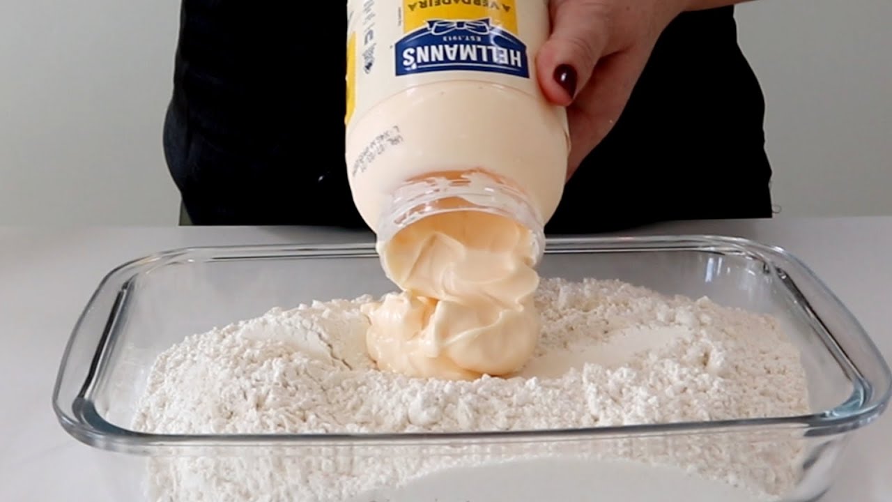 Stačí smíchat jen majonézu a mouku a máte základ na toto skvělé jídlo : Těsto naplňte chutnou kuřecí nádivkou a všichni u stolu se budou jen oblizovat !