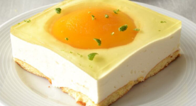 Studený tvarohový koláč s broskvemi a želé. Lahodné osvěžení…