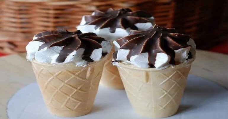 Super recept na „teplou zmrzlinku“: Sladká pěna pokrytá čokoládou a křupavá oplatka, mňam…