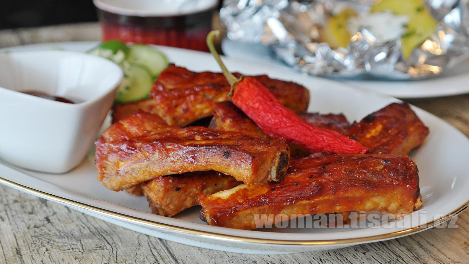 Takto peču žebírka a z té chuti se všichni mohou zbláznit: Dejte je na plech takto a zalijte pivem, výsledek famózní !