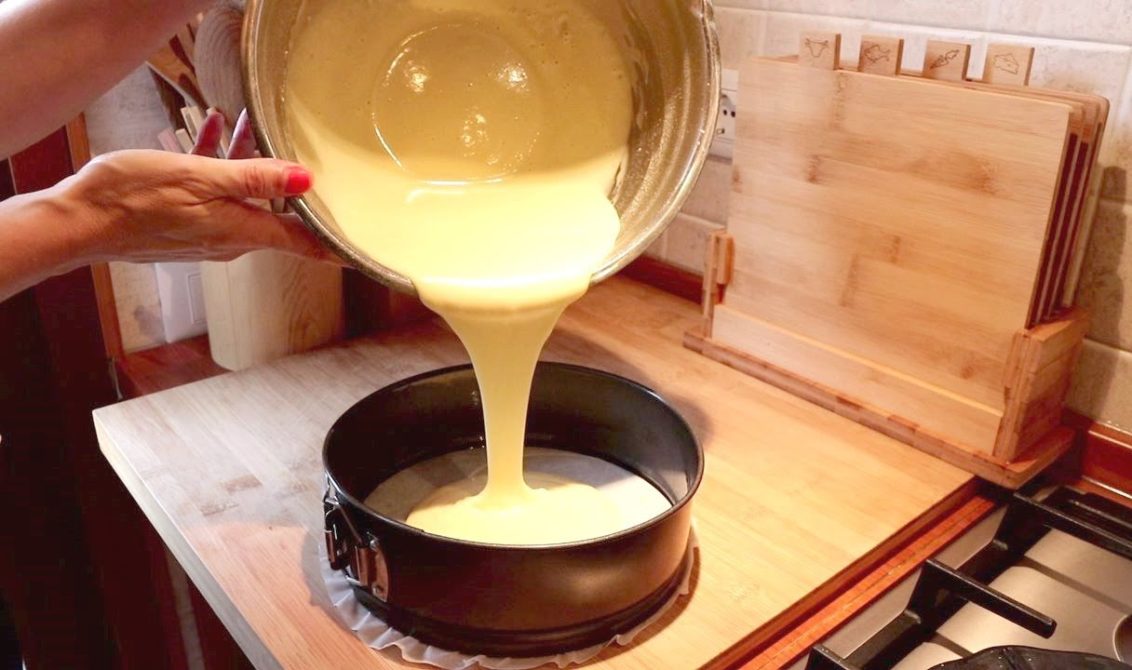 Tento koláč budete dělat každý den, trvá to pouze 5 minut: V troubě se upeče sám a je vynikající !