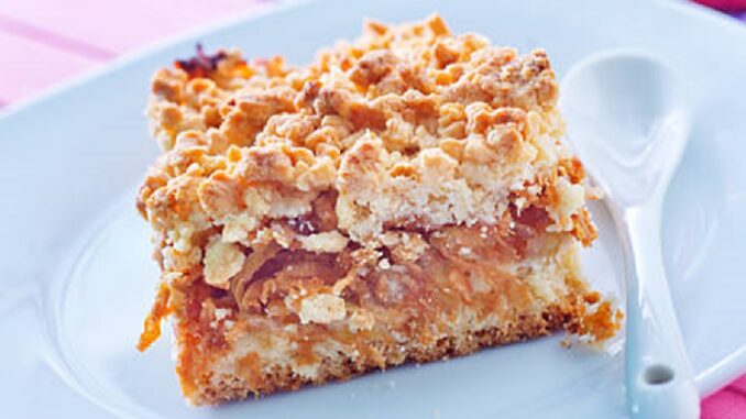 Tradiční jablečník jako od babičky: Se šťavnatou nádivkou, křupavou drobenkou a vůní skořice!