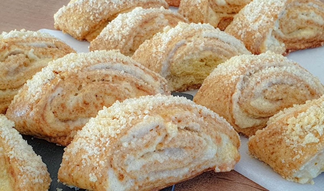 Velmi jednoduché vrstvené koláčky, s nimiž není téměř žádná práce a chutnají přímo božsky! Stačí vyválet, nakrájet a dát péct