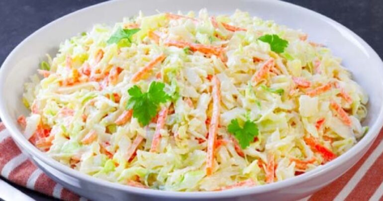 Zdravý salát za pár korun! Můžete ho konzumovat jako hlavní jídlo s vejcem, nebo také jako přílohu k masu