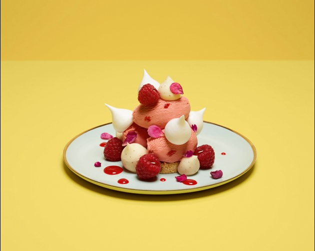 Čekala náročnou návštěvu. Připravila se na to dokonale a naservírovala hostům takový dezert, jaký ještě nikdy neviděli, ani neochutnali. Nazvali ji královnou hostitelek!