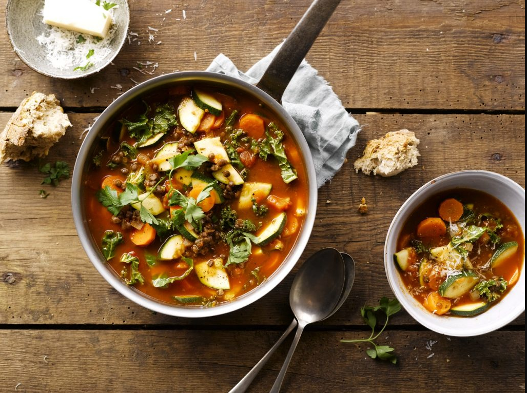 Experiment v kuchyni se rozhodně povedl. Nakrájela mrkev, smíchala ji s černou kapustou a povařila. Pak to zasypala parmazánem a za 20 minut servírovala luxusní polévku!