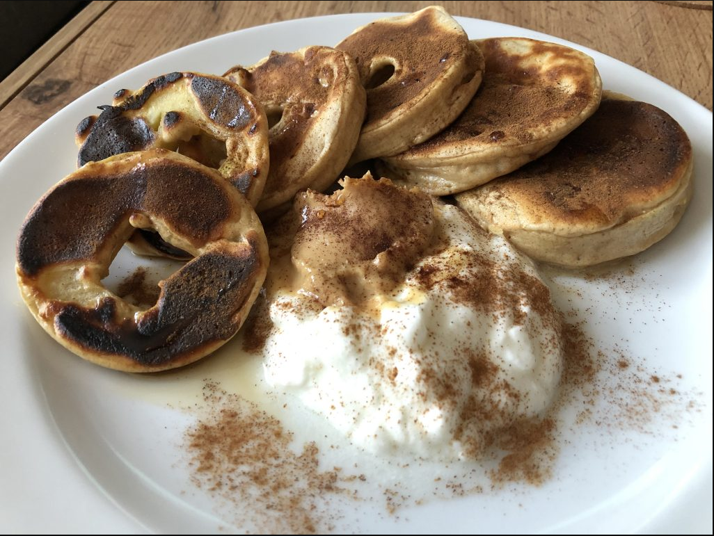 Jablka v županu? Nuda! Vyzkoušejte toto ovoce usmažené v lahodném těstíčku. Křehké, voňavé a tak lahodné, že nezbude ani kousek. Připravte si je už za 10 minut!