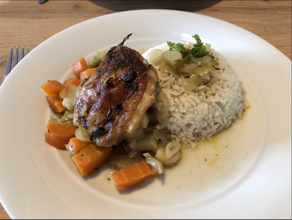 Jen tři ingredience pro báječný oběd: Kuřecí maso, zelenina a koření. Připravte si i vy báječné kuře na zelenině už za 15 minut!