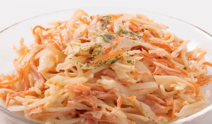 Kadaňský salát univerzální. Křupavý, snadný na přípravu a je univerzální, aby se hodil k mnoha jídlům