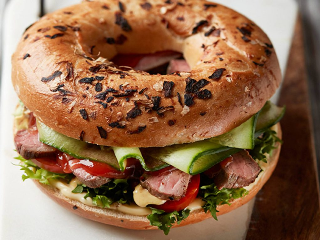 Když připravuje večeři chlap: Pikantní obložený bagel i pro ty nejnáročnější gurmány. Skvělé jídlo už za 15 minut!