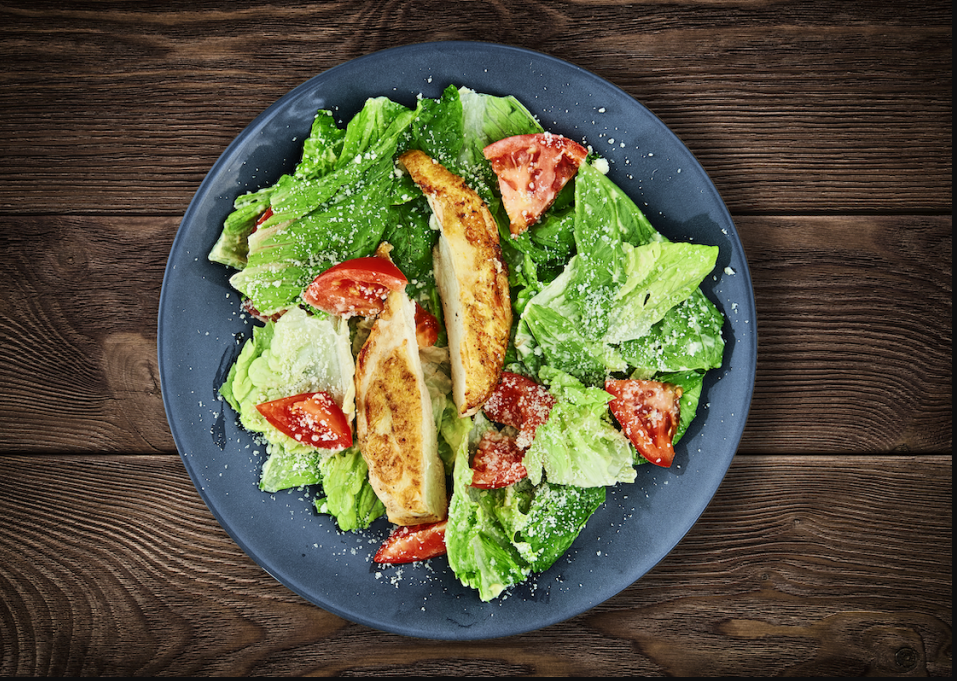 Konec plýtvání jídlem: Luxusní salát s kuřecím masem už za 5 minut ze surovin, co vám zbyly od oběda. Vyzkoušíte ho také?