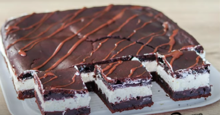 Lahodný čokoládový koláč se smetanovým krémem, který zmizí z talířů jako blesk !